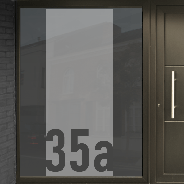 Zandstraalfolie voor deur met huisnummer uitgesneden onderaan